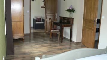 ダブルルーム キングベッド 1 台 (Élodie) | リビング エリア | 薄型テレビ、書斎 / ワークスペース