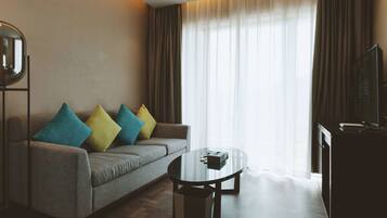 Suite, 1 King Bed, Bathtub | Soundproofing