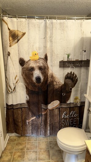 Ensemble baignoire-douche, séchoir à cheveux, serviettes fournies, savon