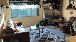 Una televisión, una chimenea, un reproductor de DVD