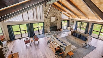Chimenea, tenis de mesa y estéreo