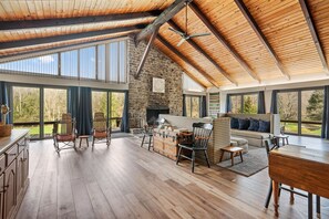 Chimenea, tenis de mesa y estéreo