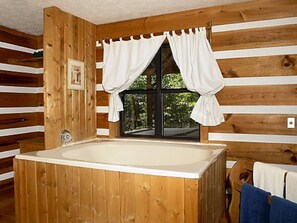 Combined shower/tub, towels