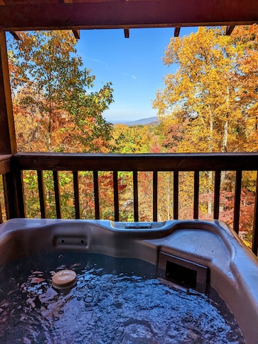 Kelci Kabin a Cozy Cabin with Mtn View, Hot Tub and very private.