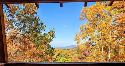 Kelci Kabin a Cozy Cabin with Mtn View, Hot Tub and very private.