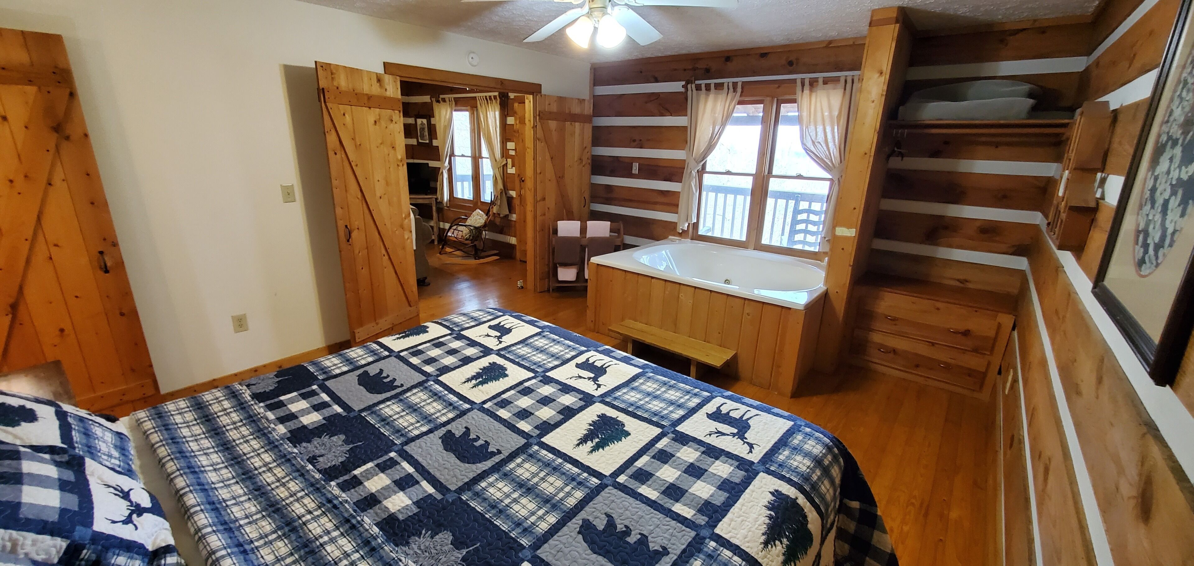Private & Clean w Mtn Views & Hot Tubs!