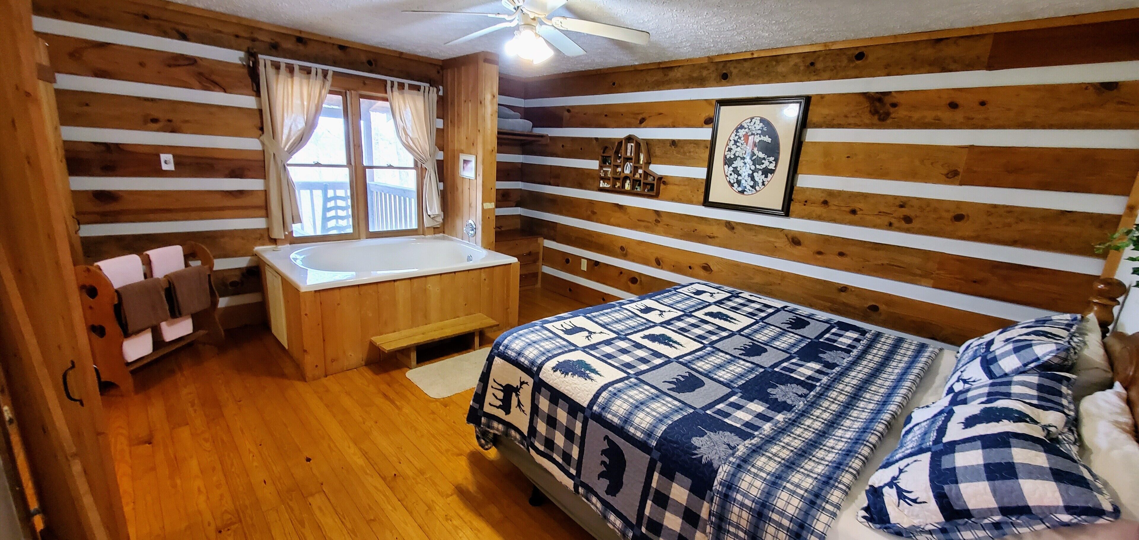 Private & Clean w Mtn Views & Hot Tubs!