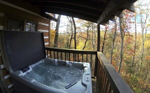 Outdoor spa tub - Kelci Kabin a Cozy Cabin with Mtn View, Hot Tub and very private. (Sevierville)