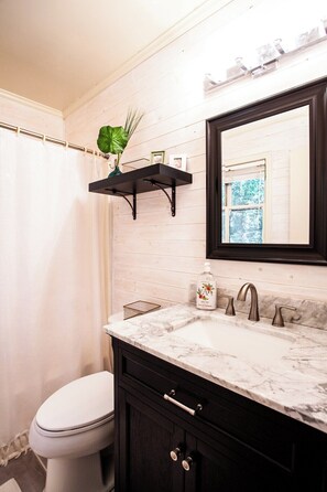 Kombinert dusj/badekar, hårføner og håndklær