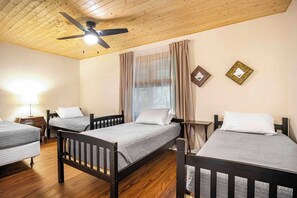 5 bedrooms, iron/ironing board, WiFi, bed sheets - The Tiger's Den - Walk to downtown Clemson! (Clemson)