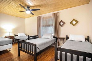 4 soverom, strykejern/-brett, wi-fi (inkludert) og sengetøy