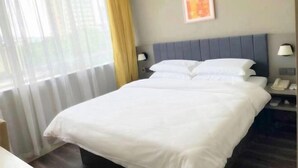 A hotel room with a bed, a bedside table with a lamp, a telephone, and a window with curtains. - Homeinn · neo (Zhaoqing Qixingyan Paifang) (Zhaoqing)