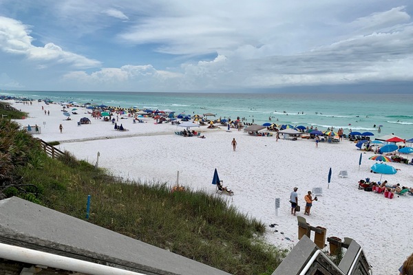 Una playa cerca, sillas reclinables de playa