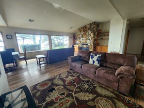 TV, DVD player, books - Oceanfront home, private beach staircase; Family & Pet Friendly. Low Rates! (Brookings)