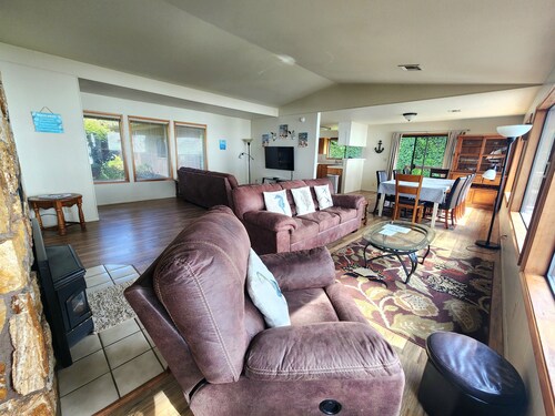 Oceanfront home, private beach staircase; Family & Pet Friendly. Low Rates!