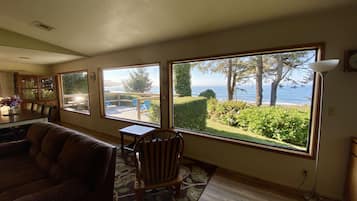 Télévision, lecteur de DVD, livres