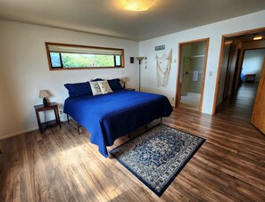 3 bedrooms, iron/ironing board, free WiFi, bed sheets - Oceanfront home, private beach staircase; Family & Pet Friendly. Low Rates! (Brookings)