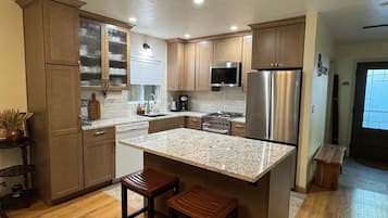 Køleskab, mikrobølgeovn, ovn, kogeplade