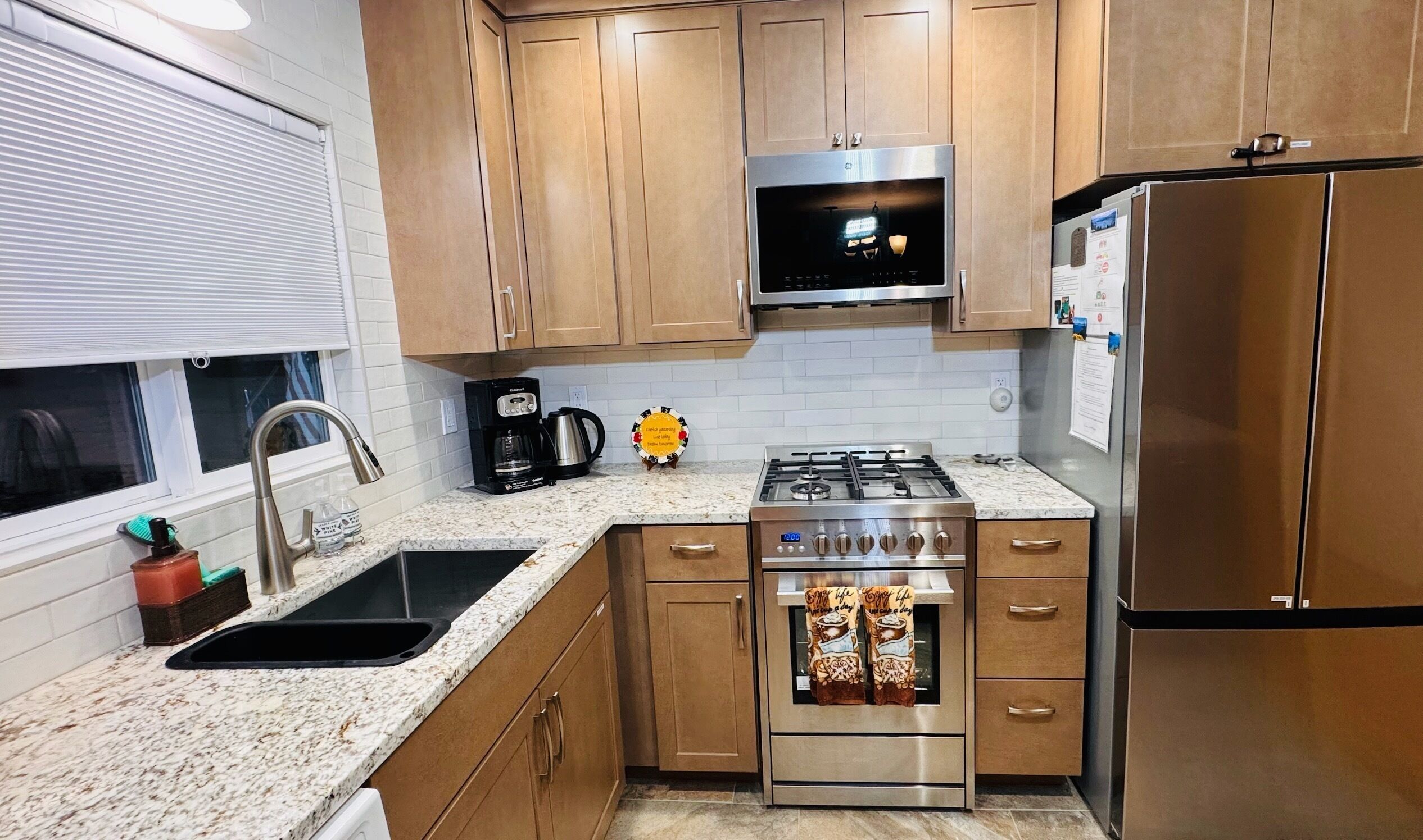 Jääkaappi, mikroaaltouuni, uuni, liesi