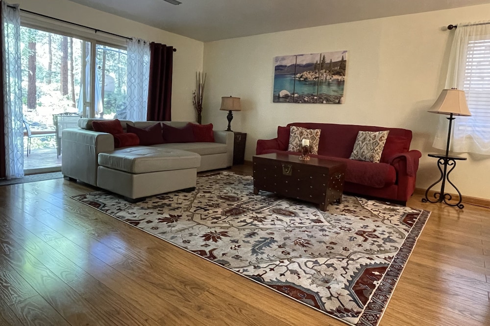 Location! Tranquil creek. 5min to Diamond Peak. Clean, comfy, family-friendly