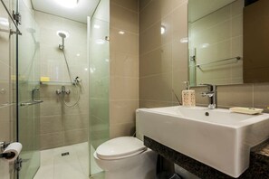 Secadora de cabello, toallas, jabón, shampoo 