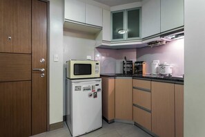 Fridge, microwave, stovetop, electric kettle