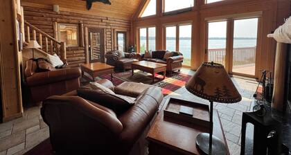 Log Cabin w/indoor pool on Lake, 30 Min from Wis Dells! 8 min. from Sand Valley