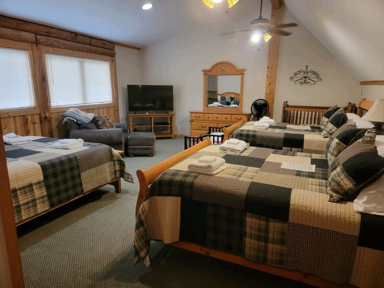 Log Cabin w/indoor pool on Lake, 30 Min from Wis Dells! 8 min. from Sand Valley