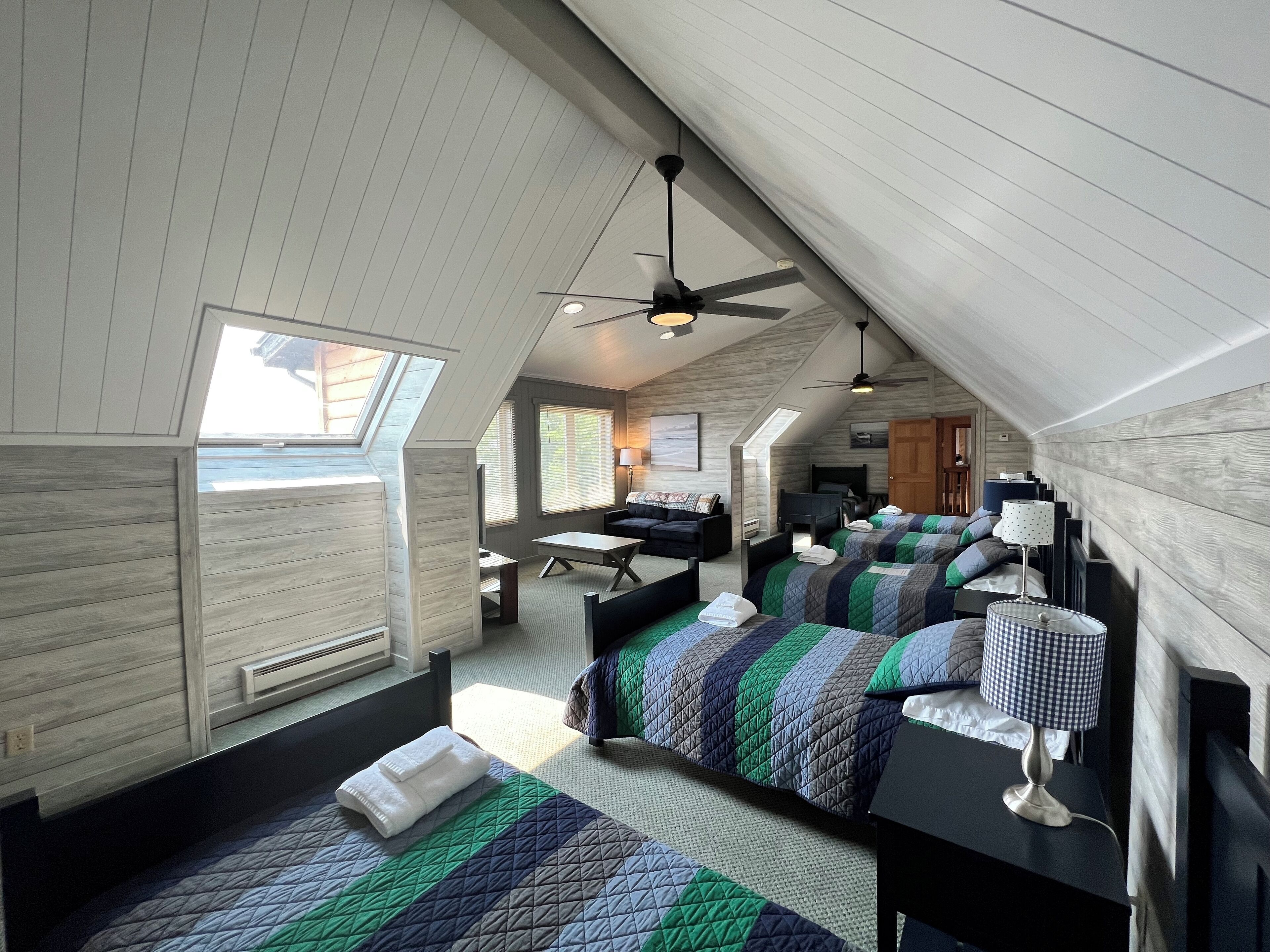 Log Cabin w/indoor pool on Lake, 30 Min from Wis Dells! 8 min. from Sand Valley