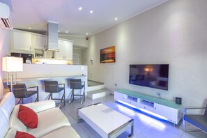 Smart TV - Exclusive adults only retreat close by the beach with breathtaking views. (Noord)