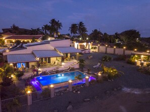 Pool - Exclusive adults only retreat close by the beach with breathtaking views. (Noord)