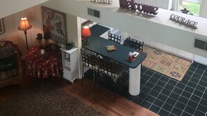 Een ruime keuken met een eethoek, met een hoge plafond, dakramen en diverse decoratieve objecten.