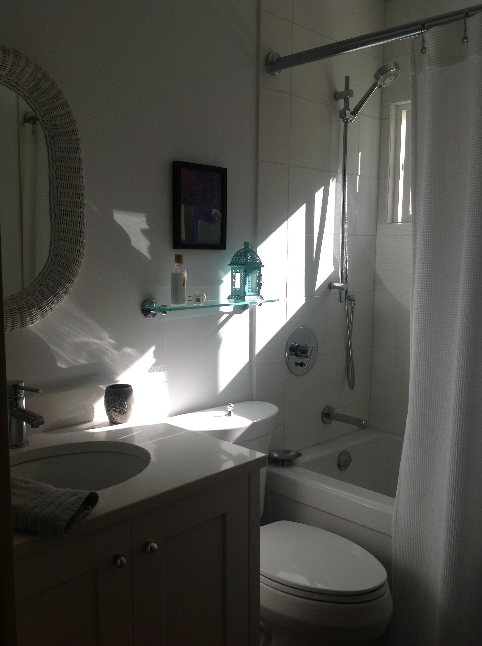 Ein Badezimmer mit Badewanne, Toilette und Waschbecken.