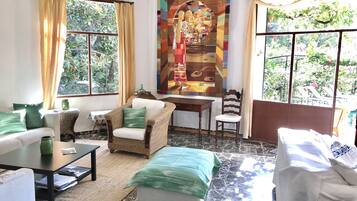 Een televisie en een open haard