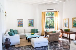 Una televisión, una chimenea