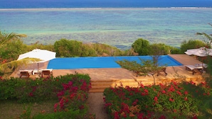 Outdoor pool, an infinity pool - Villa Paradise ON THE Ocean (Matemwe)