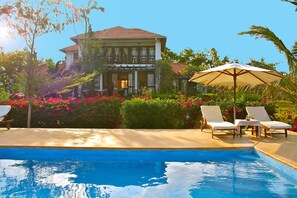 Outdoor pool, an infinity pool