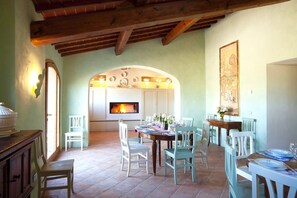 Villa (Multiple Bedrooms) | Private kitchen | Fridge, microwave, oven, coffee/tea maker - Villa Fortilizio (Rignano sull'Arno)