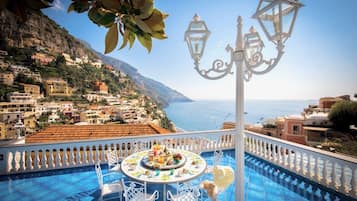 Villa (6 Bedrooms) | Balcony