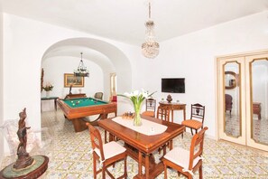 Villa (6 Bedrooms) | Privékeuken | Een koelkast, een microgolfoven, een oven, een vaatwasser