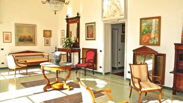 Villa (Multiple Bedrooms) | Soggiorno | TV