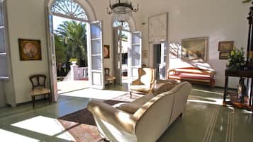 Villa (Multiple Bedrooms) | Salle de séjour | Télévision