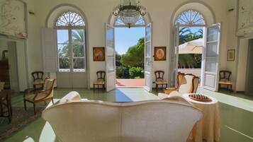 Villa (Multiple Bedrooms) | Salle de séjour