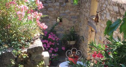 COUNTRY HOUSE WITH PRIVATE POOL 6m x 13m50. 4-STAR CLASS.