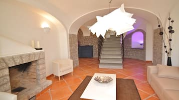 Villa (6 Bedrooms) | Ruang tamu | TV, pendiangan