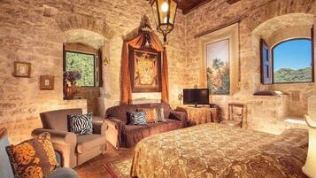 5 bedrooms, wired Internet