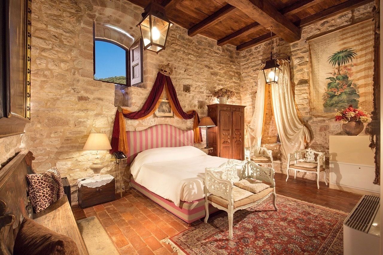 5 bedrooms, wired internet