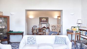 Villa (4 Bedrooms) | Living room | TV