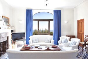 Villa (4 Bedrooms) | Living room | TV