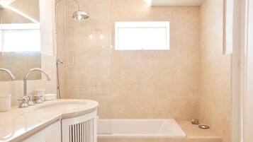 Villa (4 Bedrooms) | Badezimmer